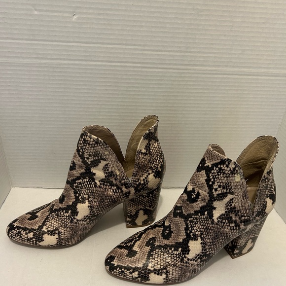Steve Madden Snakeskin Pattern Ankle Booties size 10 M women. Block Heel. OBO - Picture 2 of 14
